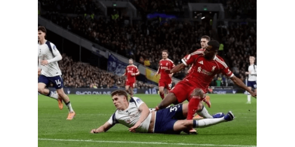 La grave blessure d'Isak rend les recrutements de Liverpool lors du mercato hivernal absolument urgents