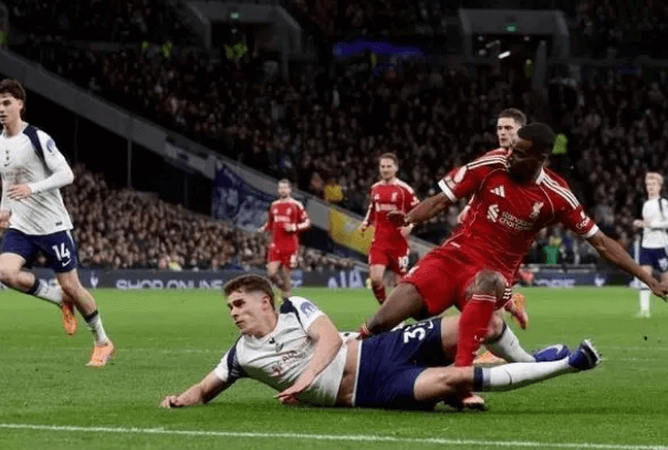 La grave blessure d'Isak rend les recrutements de Liverpool lors du mercato hivernal absolument urgents