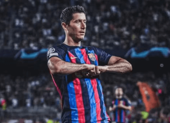 Lewandowski, 36 ans, prolonge son contrat, la position de base du FC Barcelone est stable